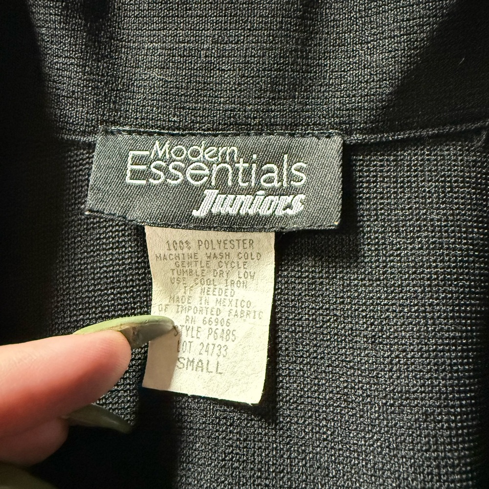 Sophisticated Women's Black Blazer - Picture 4 of 5